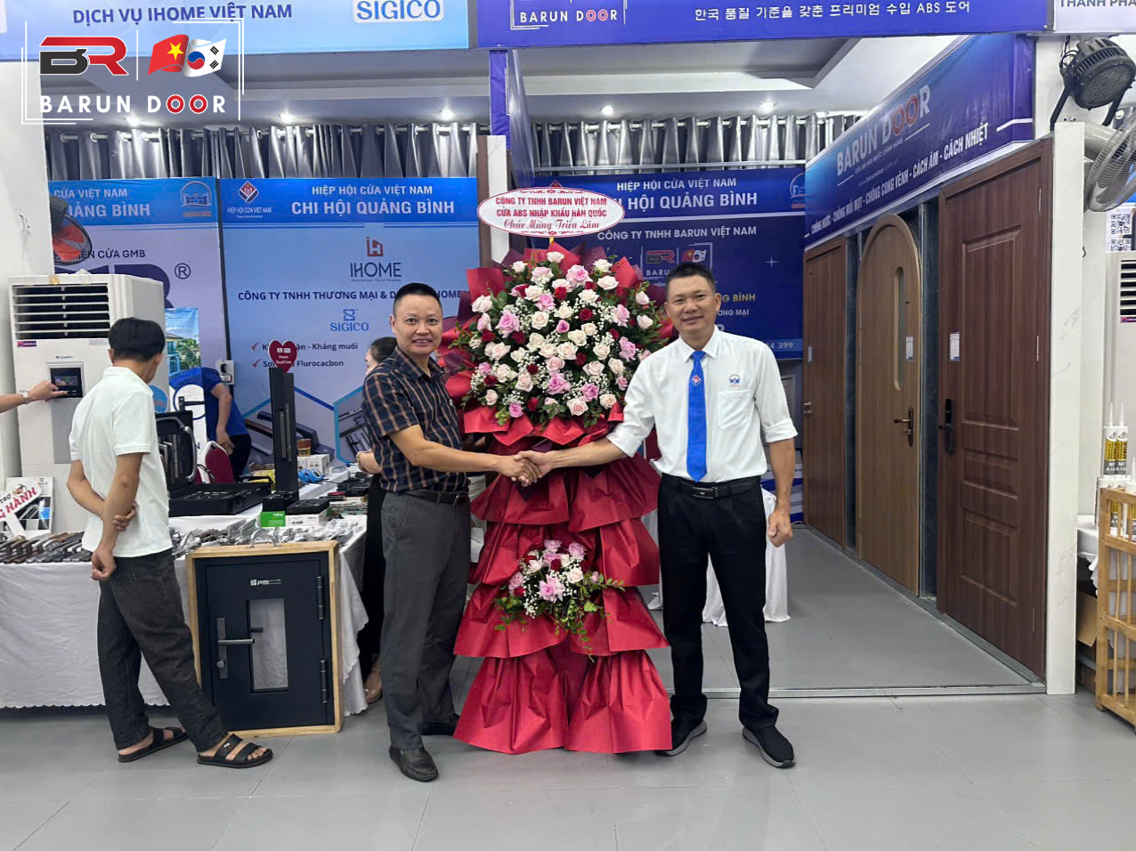barun door nhận l&atilde;ng hoa từ qu&yacute; đối t&aacute;c v&agrave; đ&oacute;n tiếp qu&yacute; kh&aacute;ch h&agrave;ng tại triển l&atilde;m ng&agrave;nh cửa quảng b&igrave;nh 2026