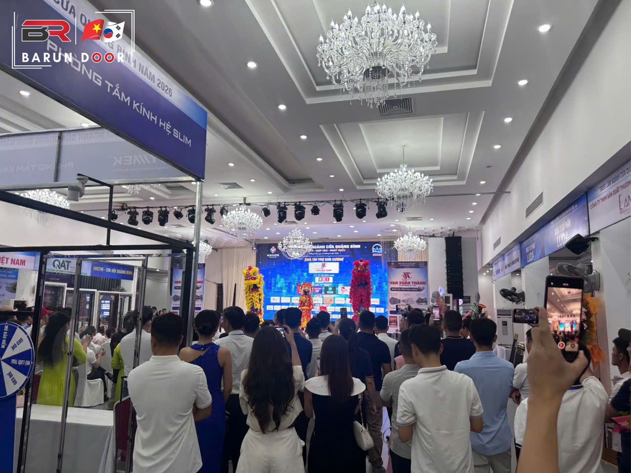 gian h&agrave;ng cửa nhựa abs h&agrave;n quốc barun được đ&ocirc;ng đảo qu&yacute; quan kh&aacute;ch gh&eacute; thăm
