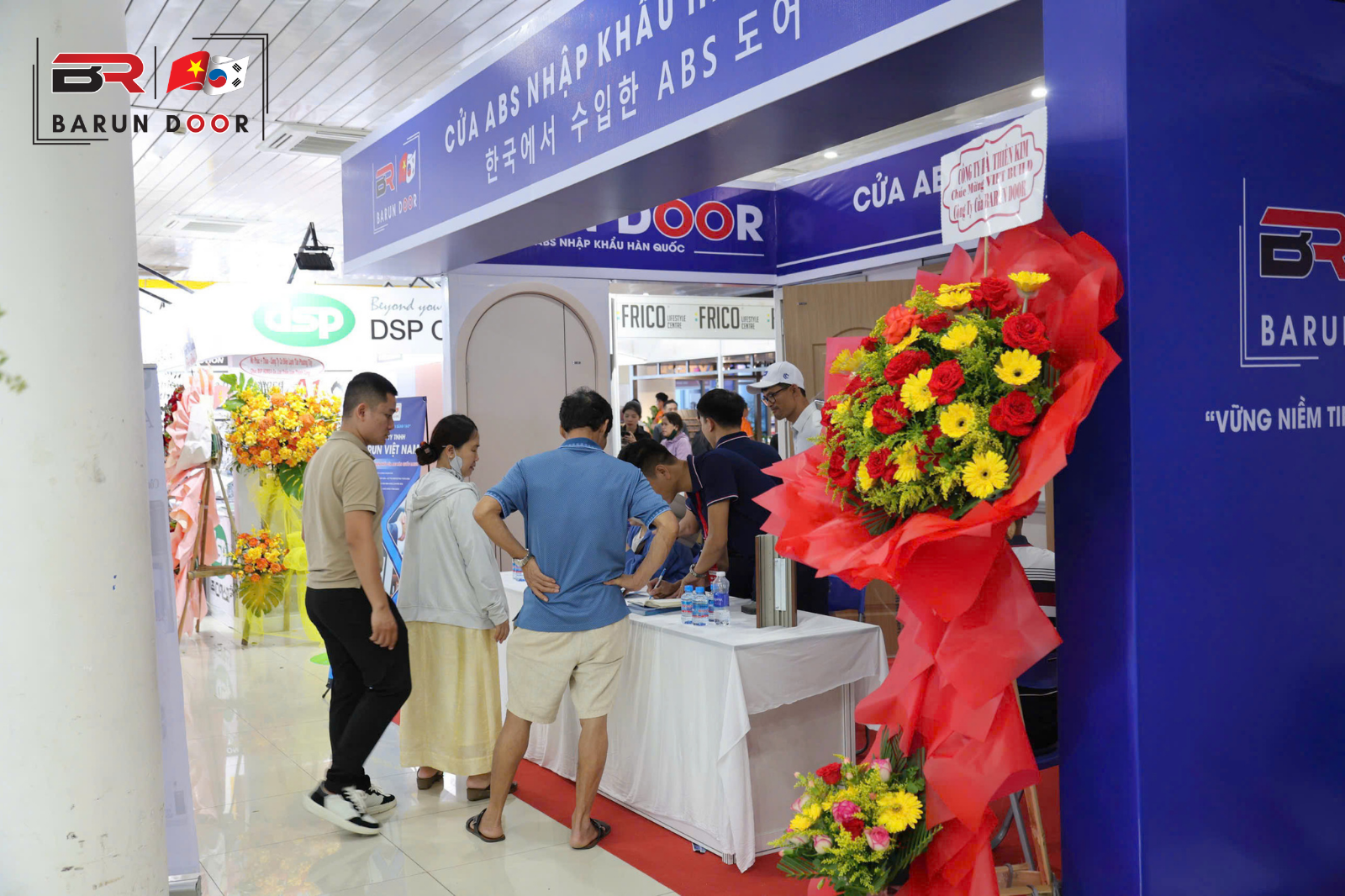 gian h&agrave;ng barun door nhận những b&oacute; hoa tươi thắm