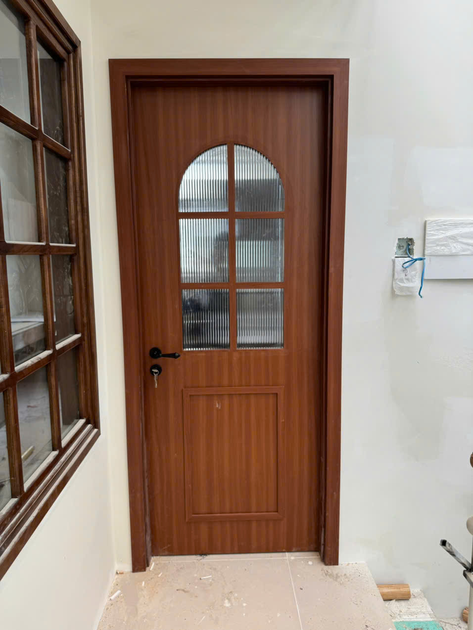 cửa ô kính trên, dễ dàng quan sát ra ban công