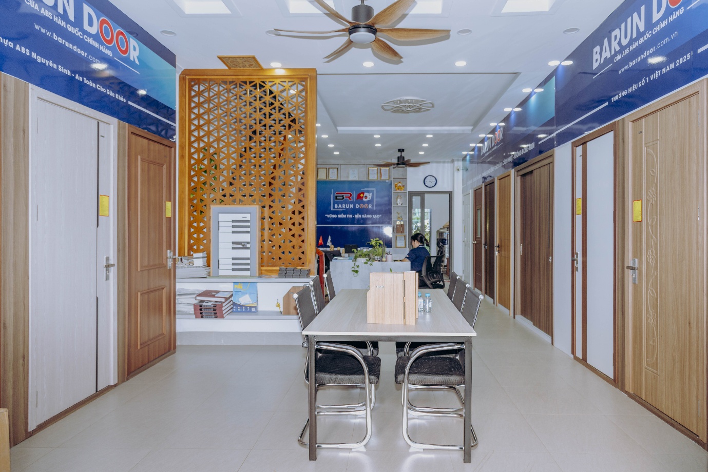 văn phòng đại diện cửa nhựa giả gỗ abs hàn quốc