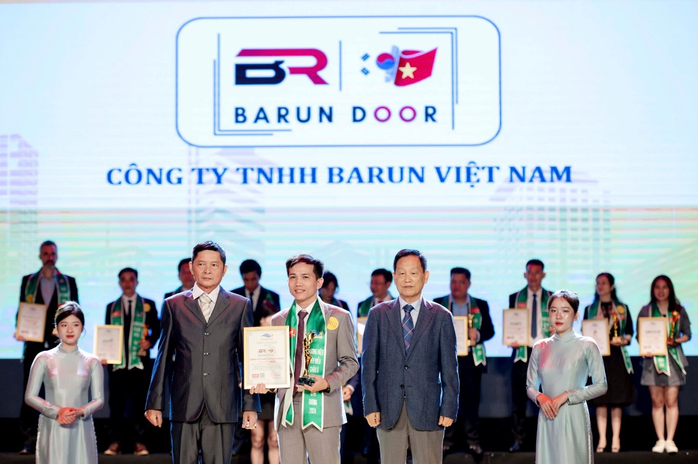 CEO Đinh Tiến Hậu nhận giải thương hiệu ti&ecirc;u biểu Ch&acirc;u &Aacute; - Th&aacute;i B&igrave;nh Dương