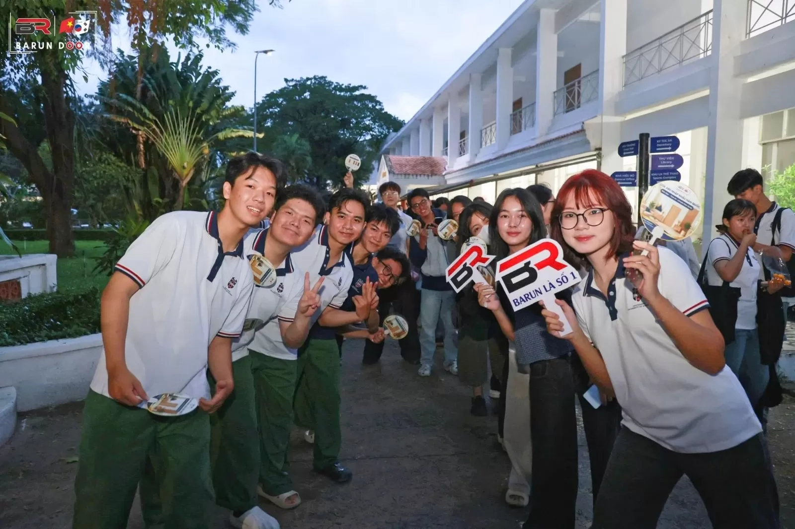 Sinh vi&ecirc;n Đại học Ng&acirc;n h&agrave;ng TP.HCM check-in tại booth Barun Door