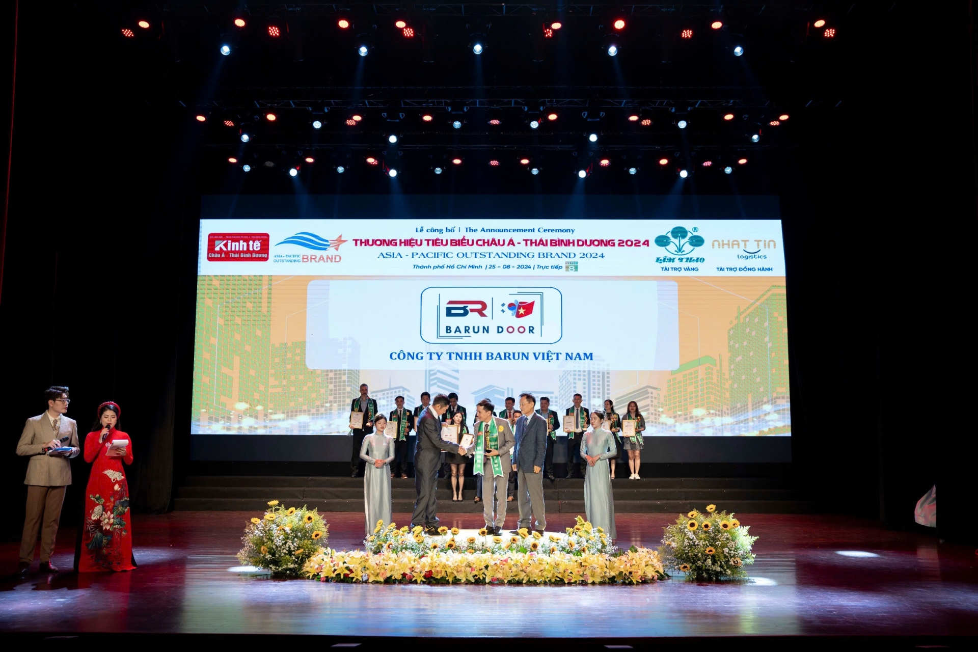 CEO Đinh Tiến Hậu đại diện Barun Door nhận giải thương hiệu ti&ecirc;u biểu Ch&acirc;u &Aacute; - Th&aacute;i B&igrave;nh Dương 2024