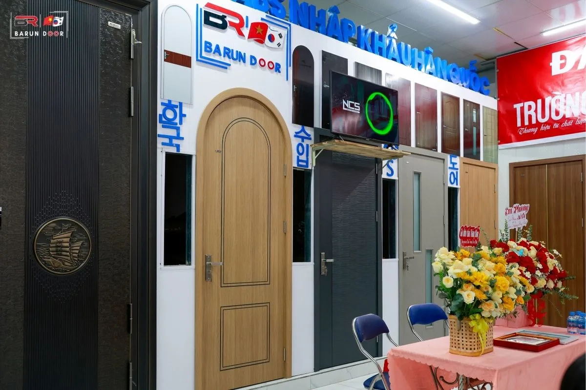 các mẫu cửa nhựa abs hàn quốc barun door được trưng bày tại showroom đại nghĩa