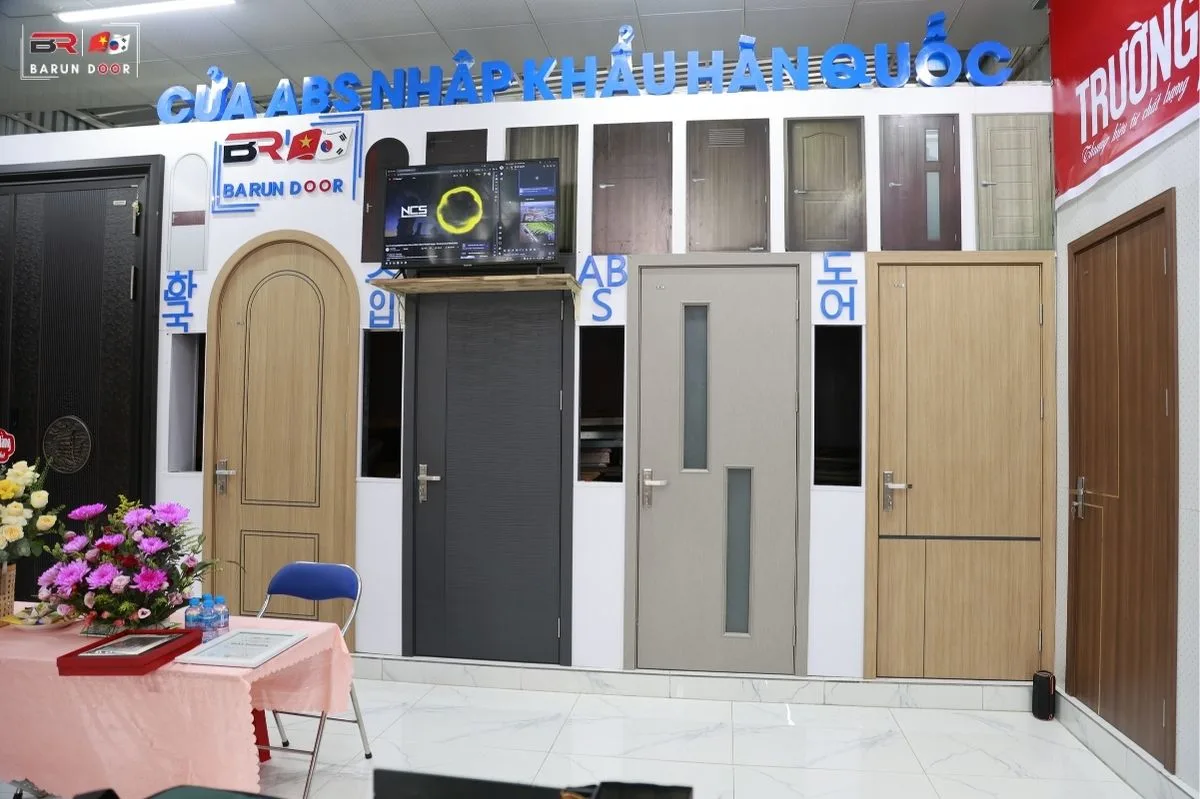 c&aacute;c mẫu cửa nhựa abs được trưng b&agrave;y tại Showroom Đại Nghĩa B&igrave;nh Dương