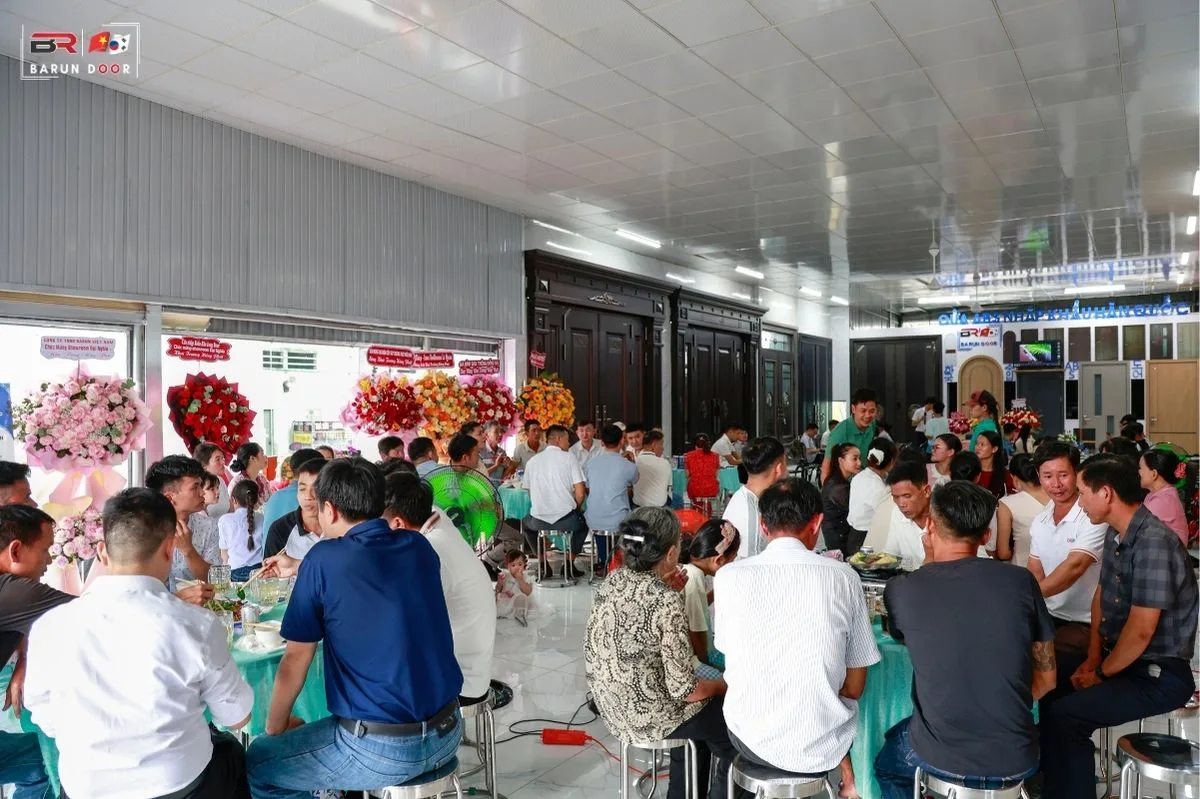 kh&ocirc;ng kh&iacute; hứng khởi tại buổi khai trương showroom Đại Nghĩa