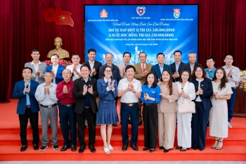 Barun Door tham dự chương trình tặng xe đạp cho học sinh khó khăn tại Hưng Yên